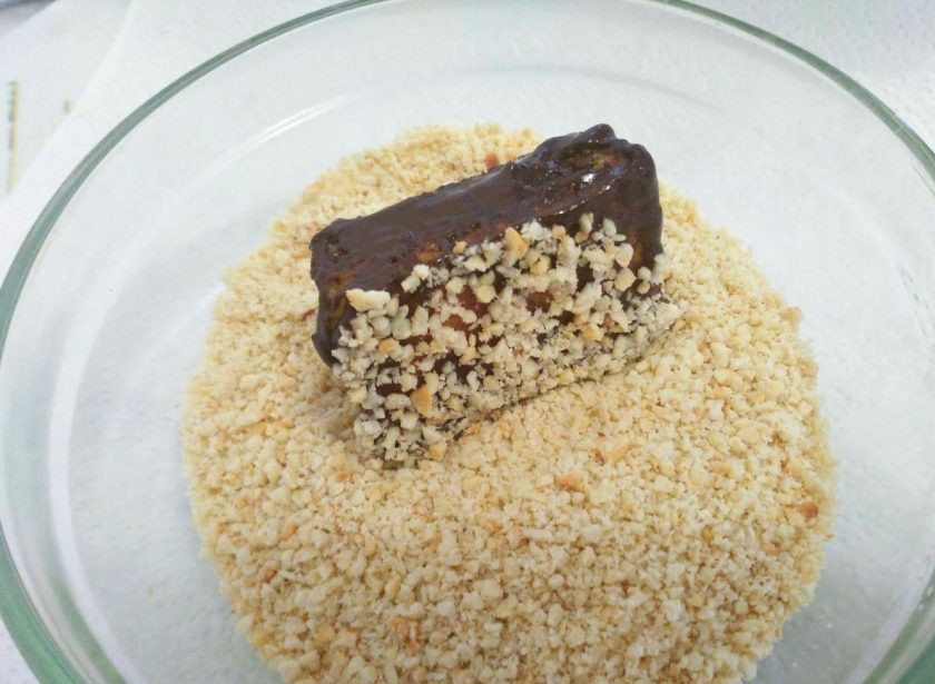 1. Этап. Пирожные Ламингтон, ароматизированные цедрой апельсина: Обмакните пирожные в ореховую крошку, выложите на блюдо.