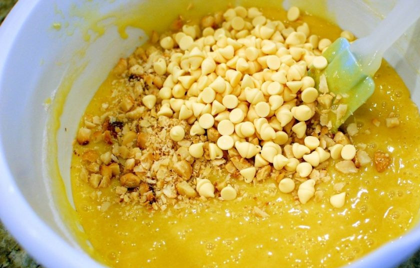 1. Этап. Выпечка с белым шоколадом: 5. Всыпьте оставшиеся целыми шоколадные чипсы и расколотые орехи, размешайте.