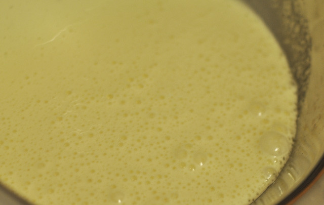 1. Этап. Шарлотка из яблок в духовке: Яйца соедините с сахаром и ванилином, взбейте миксером. В два захода введите муку и вымешайте тесто.