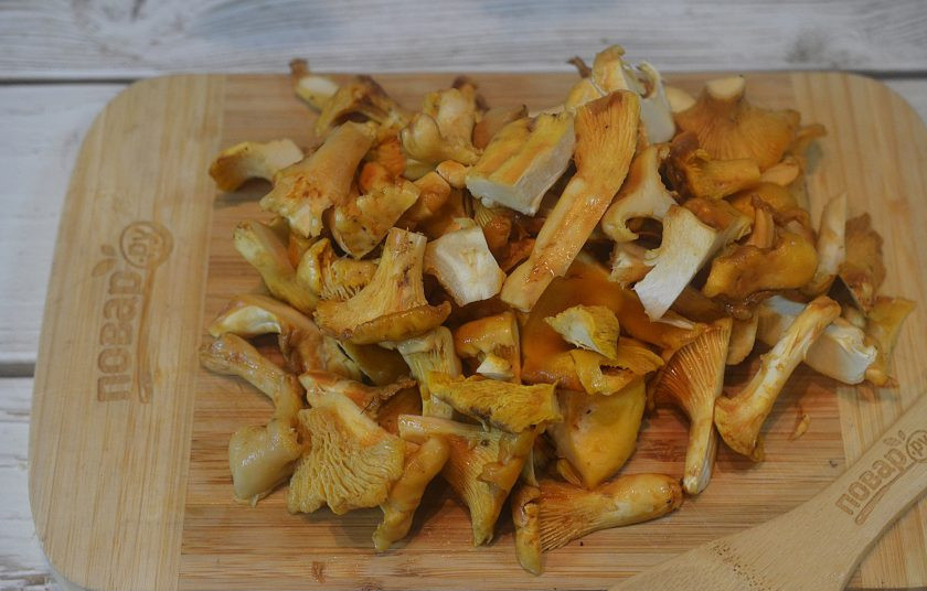 1. Этап. Соленые лисички: 2. Крупные грибы разрежьте, мелкие оставьте целыми.