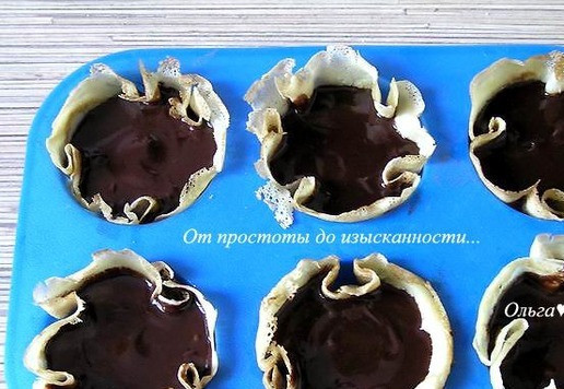 1. Этап. Десерт в блинчике Имбирь и шоколад: Выложите ганаш в блинчики сверху на имбирно-творожный крем. Отправьте в холодильник на пару часов или до застывания.