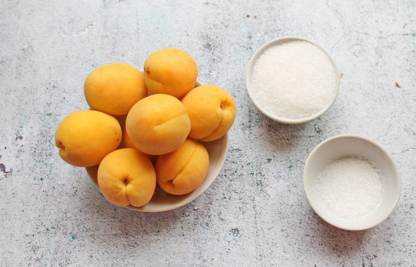 1. Этап. Сушка абрикосов в электросушилке: Подготовьте все необходимые ингредиенты для приготовления сушеных абрикосов в электросушилке.