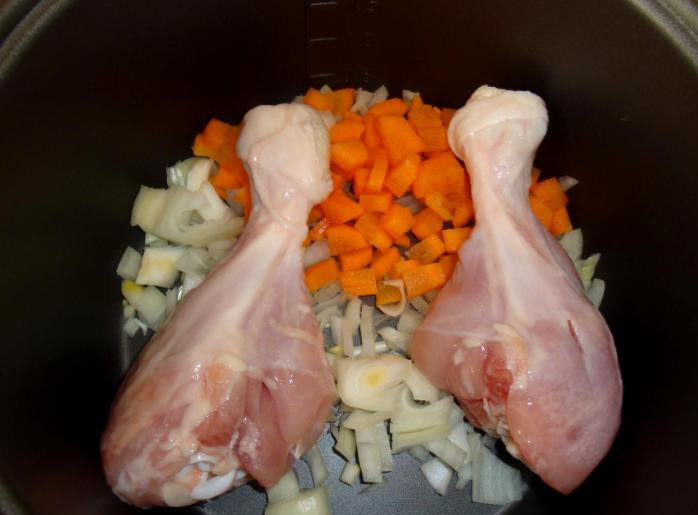 1. Этап. Суп с лапшой в мультиварке: В этом супе вы можете использовать любые части курицы, ну а в моем случае это были голени. Промываем их под холодной водой и удаляем кожу, выкладываем в мультиварку к остальным ингредиентам.