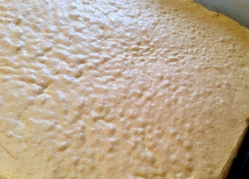 1. Этап. Торт из яблочного рулета: 5. И выпекаем в разогретой до 180 градусов духовке около 20 минут до легкого подрумянивания бисквита.