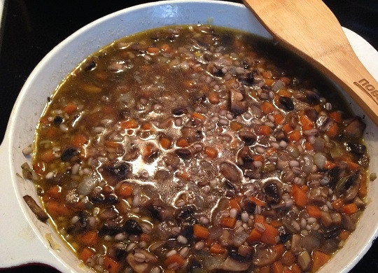 1. Этап. Перловая каша с грибами и беконом: 6. Заливаем водой или бульоном, чтобы жидкость слегка покрывала крупу, и варим на маленьком огне, периодически подливая воду или бульон, до готовности перловки.