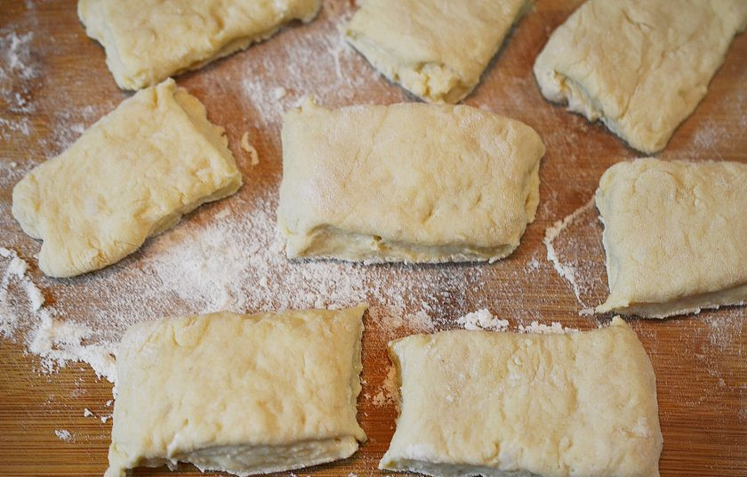 1. Этап. Орлеанские оладьи: 4. Тесто раскатайте толщиной 2 см. и нарежьте на прямоугольники. Обжаривайте в большом количестве горячего масла.