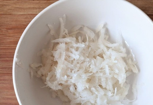 1. Этап. Салат Воевода с тунцом и редькой: Редьку чистим, трем на тёрке, посыпаем солью.