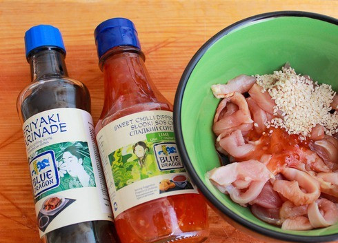 1. Этап. Блинчики по-корейски: Куриное филе нарезаем на тонкие полосочки, добавляем к нему соус чили и соус терияки, кунжутные семечки. Размешиваем, пусть мясо маринуется.