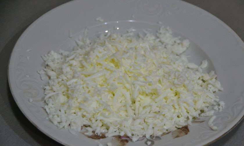 1. Этап. Салат Мышки-шалунишки: Очистите яйца, отделите желтки, белки натрите на крупной терке.