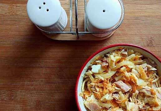 1. Этап. По мотивам салата Клязьма: Все ингредиенты отправляем в общий салатник к индейке. Заправляем майонезом, солим и перчим по вкусу. Я не солила. Салат готов.