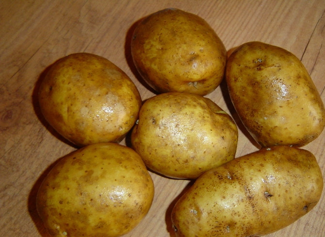 1. Этап. Запеченный картофель в соусе: Картофель моем. Можно для этого блюда использовать молодой картофель.