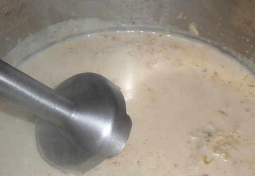 1. Этап. Суп-пюре из цветной капусты: С помощью погружного блендера содержимое кастрюли превращаем в пюре.