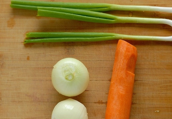 1. Этап. Грибной суп для похудения: Теперь чистим репчатый лук и морковь, моем овощи под водой. Вообще, в диетические супы вы свободно можете добавлять любые овощи на ваше усмотрение, так вы сможете разнообразить ваше меню.