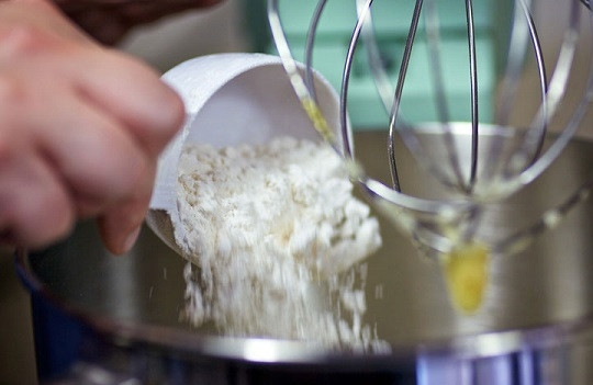 1. Этап. Блинное тесто: 3. Постепенно, небольшими порциями, всыпайте заранее просеянную муку.