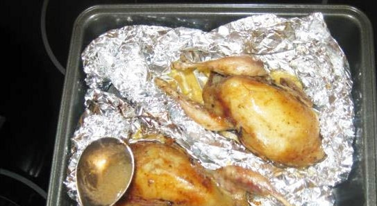 1. Этап. Фаршированные перепела в духовке: Запекайте блюдо в духовке в течение часа, а затем достаньте его, откройте фольгу и полейте тушки образовавшимся соком.