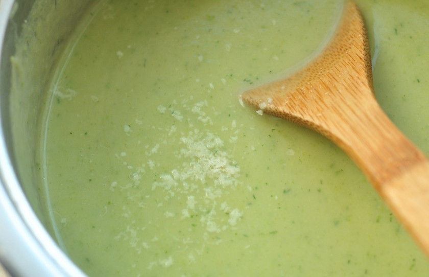 1. Этап. Крем-суп из кабачков: Снимаем с огня, измельчаем при помощи блендера, солим, вливаем молоко, сыр. Варим еще около 5 минут, тщательно перемешивая. Готово!