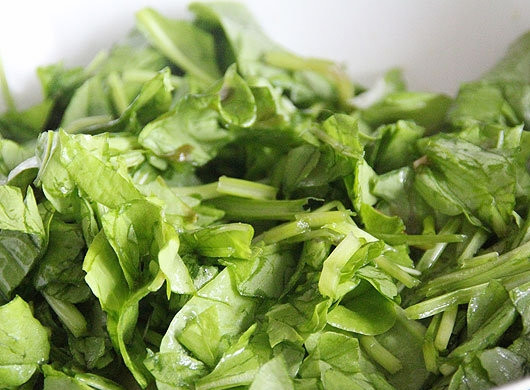 1. Этап. Щавелевый крем-суп: Щавель вымойте и нарежьте. Положите его в сотейник к овощам, залейте бульоном или водой, доведите жидкость до кипения и варите все пять минут на среднем огне.