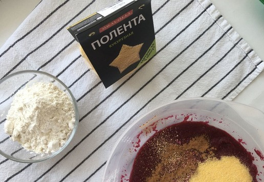 1. Этап. Пудинг свекольный с полентой: Добавляем к пюре яичные желтки, масло и сахар, перемешиваем до однородности. Затем добавляем имбирь, корицу, разрыхлитель и поленту, снова все хорошо перемешиваем, добавляем муку