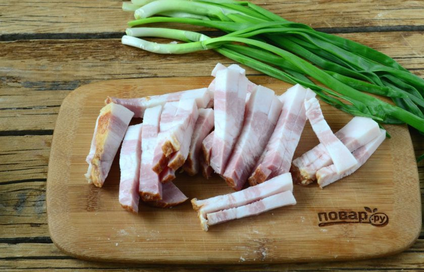 1. Этап. Кастилькая похлёбка: Копчености нарежьте тонкой соломкой.
