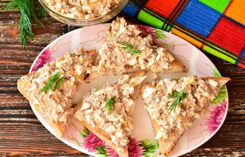 1. Этап. Рыбная намазка на бутерброды: На кусочки хлеба намажьте полученную массу и подайте к столу.