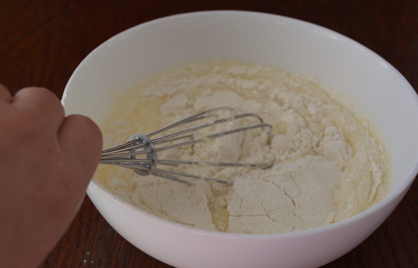 1. Этап. Блинчики соленые: Муку просеять. Добавить в тесто. Тесто получится густоватым. Влейте еще 1 стакан молока. Лучше если оно будет холодным. Тогда тесто будет более эластичным. Вместо молока можно использовать охлажденную кипяченую воду.