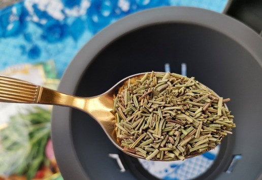 1. Этап. Имбирный чай с розмарином: В чайник всыпать чайную ложку розмарина,