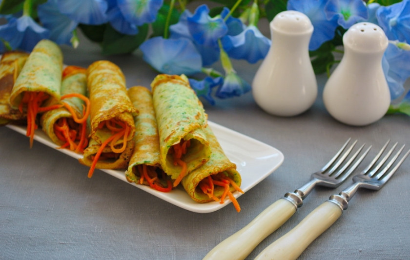 1. Этап. Блинчики соленые: Подайте красивые блинчики к столу. Контраст зеленых блинчиков и оранжевой морковки делает блюдо праздничным и интересным.