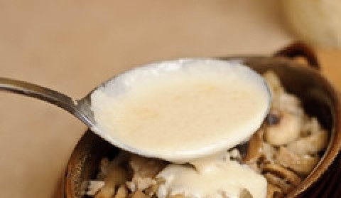 1. Этап. Жюльен в горшочках: Выкладываем в горшочки смесь курицы с луком и грибами, добавляем наши любимые специи и поливаем приготовленным соусом.