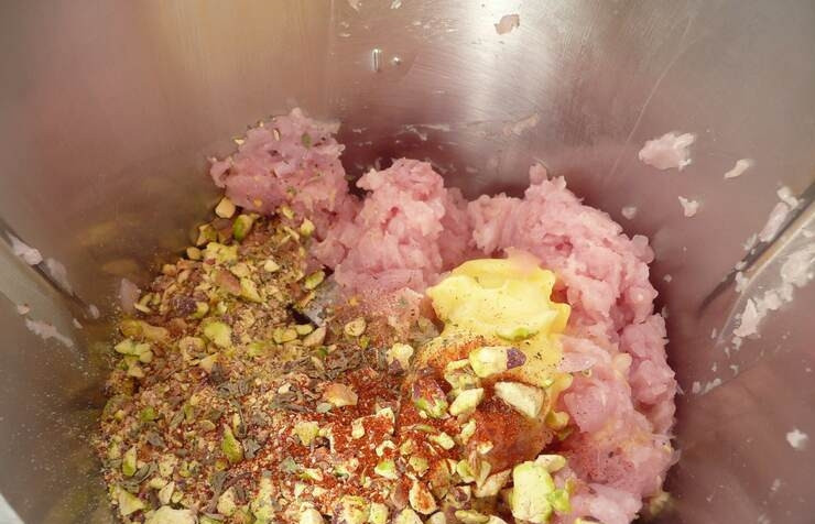 1. Этап. Котлеты из индейки в духовке: Добавляем к нему орехи, зелень, масло, специи. Перемалываем все вместе.