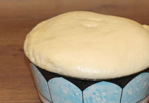 1. Этап. Пирожки из слоеного теста на кефире: 7. Тесто подошло, обминаем.