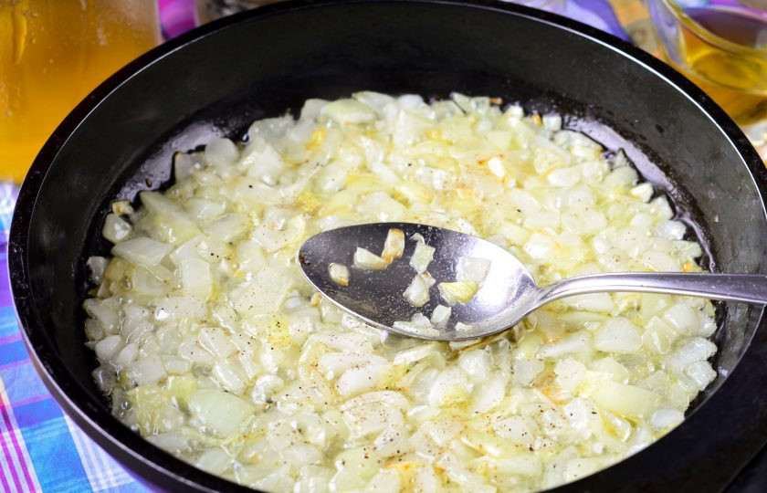 1. Этап. Луковый взвар: Томите лук 15-20 минут до мягкости, чтобы получился густой и нежный соус.