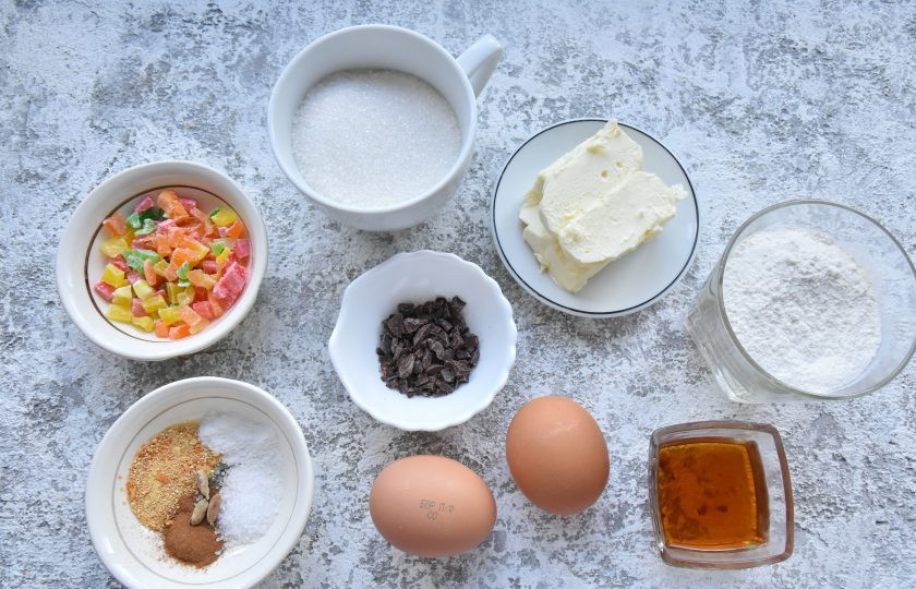 1. Этап. Кексовый кулич на Пасху: Подготовьте продукты для приготовления пасхальных кексов. Масло заранее достаньте из холодильника. Цукаты нарежьте и залейте амаретто. Шоколад измельчите ножом.