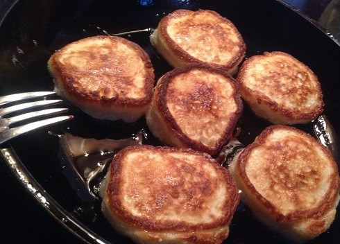 1. Этап. Оладьи на молоке и дрожжах: Обжариваем их с обеих сторон до красивого цвета.