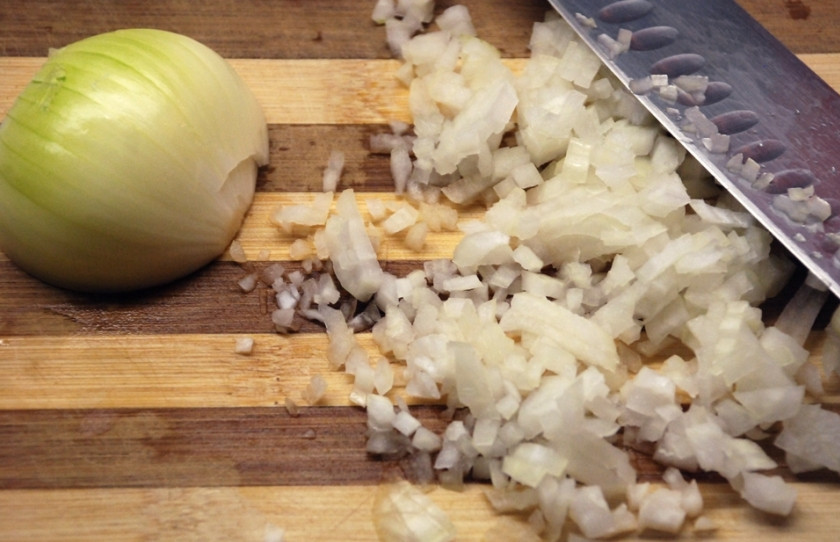 1. Этап. Салат грузинский со свеклой: 5. 2 головки репчатого лука очищаю от шелухи и нарезаю очень мелким кубиком.