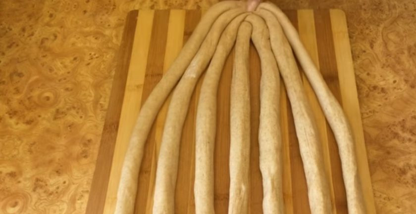 1. Этап. Постная плетенка из 7 жгутов: 4. Придайте тесту форму шара и накройте крышкой. Оставьте при комнатной температуре на 20 минут. Разделите тесто на 7 равных частей и скатайте их в жгуты диаметром 1,5-2см.