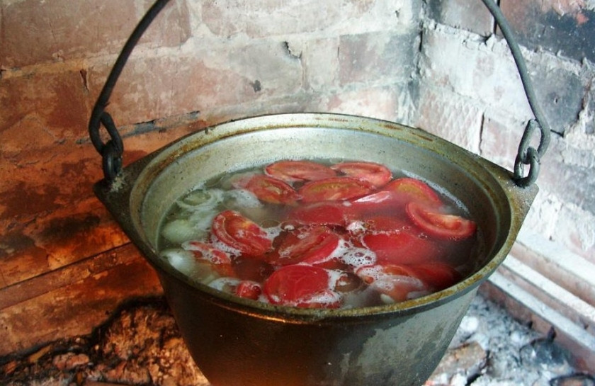 1. Этап. Шулюм из баранины на костре: И закидываем их к мясу минут через 10 после лука, добавляем нарезанный брусками болгарский перец, по желанию можно закинуть и нарезанный баклажан.