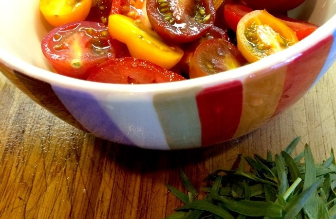 1. Этап. Салат с помидорами и зеленью: 1. Помидоры вымойте и разрежьте их пополам, если они небольшие, или дольками, если плоды крупные. Отделите листья эстрагона от стебля.