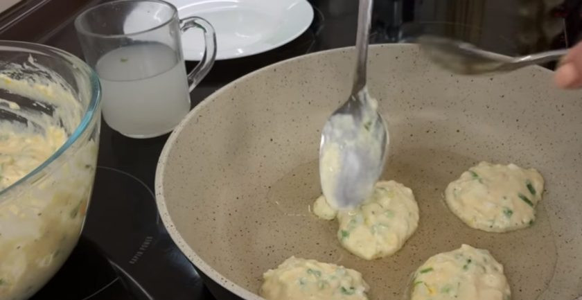 1. Этап. Закусочные оладушки с зеленым луком и яйцом: 3. Ложку смочите водой, наберите ею тесто и выложите оладушек на сковороду. Выпекайте оладьи с обеих сторон до золотистости. Приятного аппетита!