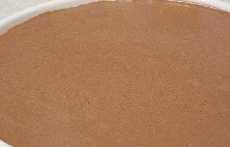 1. Этап. Шоколадный манник с шоколадом: Соедините муку, какао и разрыхлитель. Соедините обе массы и взбейте до однородной массы.