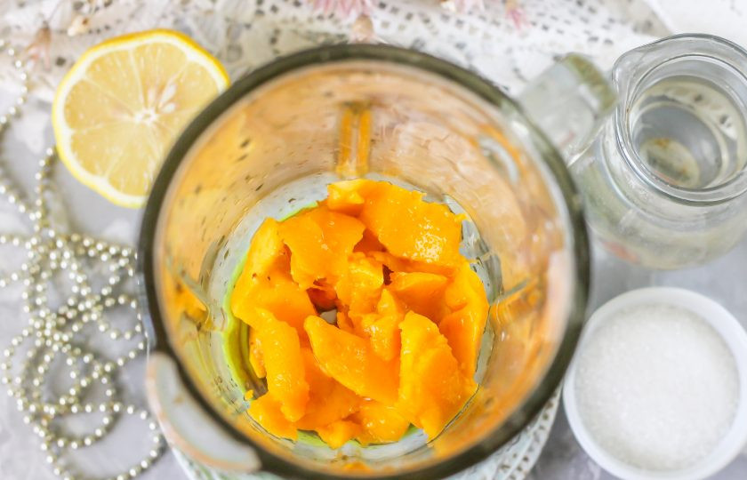 1. Этап. Персиковый лимонад: Тщательно промойте персики в воде, смывая ворсистый слой с фруктов. Затем разрежьте их пополам и удалите косточку, счистите острым ножом кожуру. Еще раз промойте и нарежьте мякоть в чашу блендера или кухонного комбайна.