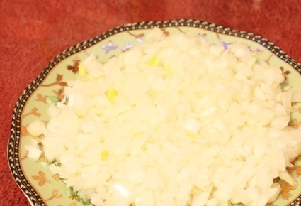 1. Этап. Биточки из свиного фарша: Начнем с того, что очистим репчатый лук и нарежем его на мелкие кубики.