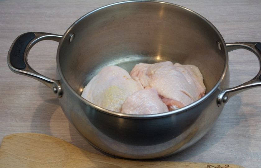 1. Этап. Солянка сборная (мясная, домашняя): Солянку можно варить на любом бульоне. Мясо залейте холодной водой и поставьте бульон вариться. Во время варки добавьте лавровый лист и половинку небольшой луковицы.