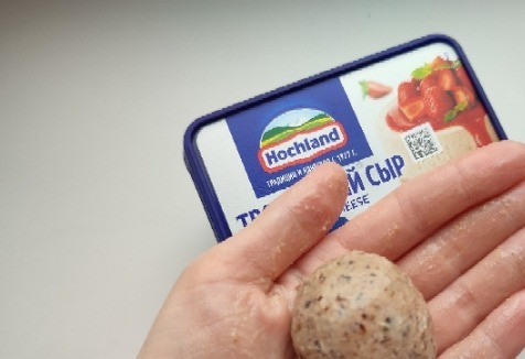 1. Этап. Творожный десерт с сухофруктами: Влажными руками сформировать шарики..