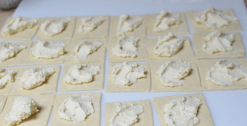 1. Этап. Слойки с творогом: Положить начинку на каждый кусочек теста.