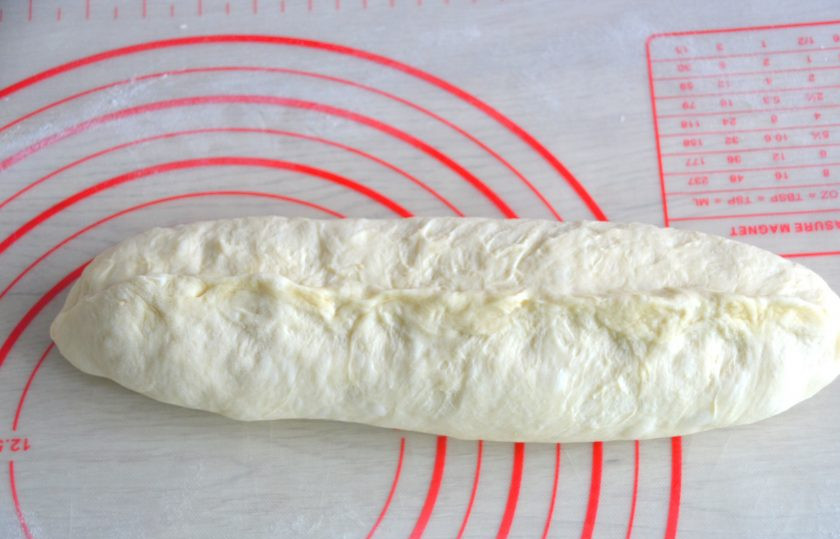 1. Этап. Батон на закваске: Сделайте еще один оборот теста, как если бы сворачивали рулет, хорошо защипните шов.