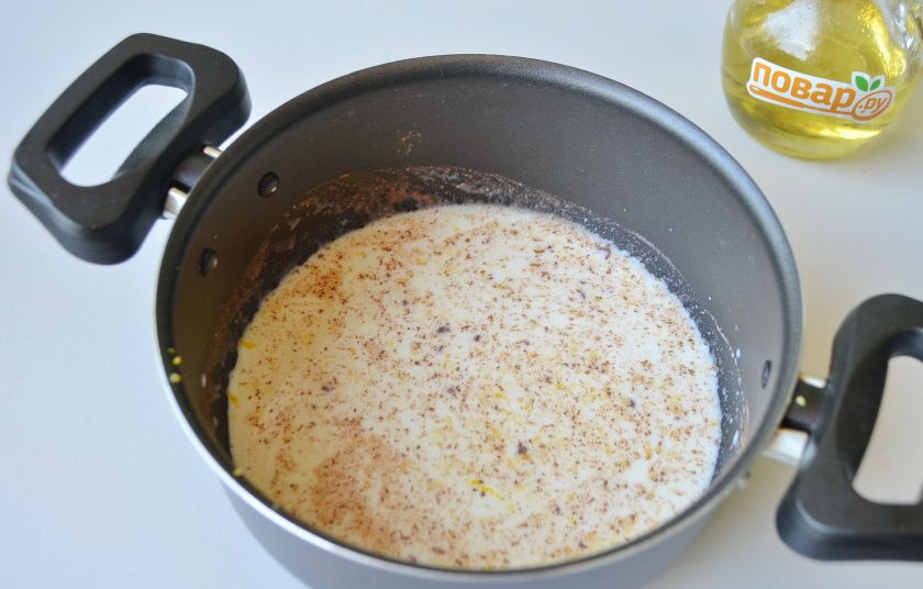 1. Этап. Кекс с маком и сливами: 6. Пока тесто отдыхает и подходит, можно подготовить начинку. Вскипятите молоко с цедрой, сахаром, ванильным сахаром и корицей.