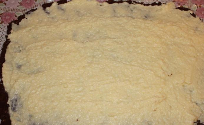 1. Этап. Рулет Mинутка из печенья: Смазываем поверхность пласта приготовленным кремом.