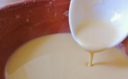 1. Этап. Блины в вафельнице: Для теста просейте стакан муки в миску, сделайте в муке 