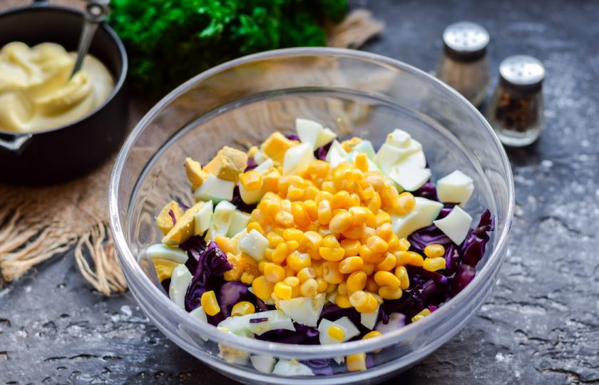 1. Этап. Салат с краснокочанной капустой и кукурузой: Добавьте в салат сладкую кукурузу.