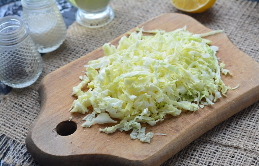 1. Этап. Салат с пекинской капустой для похудения: Нарежьте мелкими полосками пекинскую капусту.